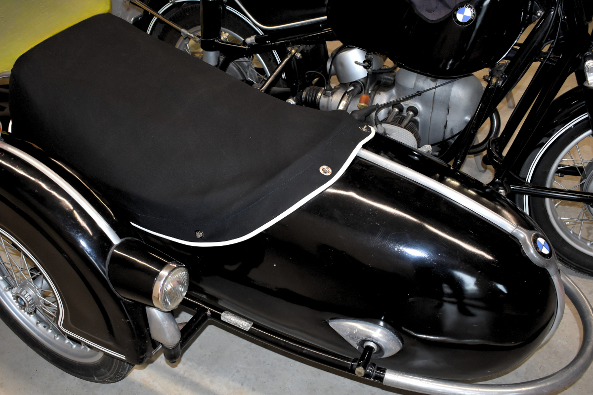 Maßgefertigte Abdeckplane für BMW-Motorrad mit Beiboot