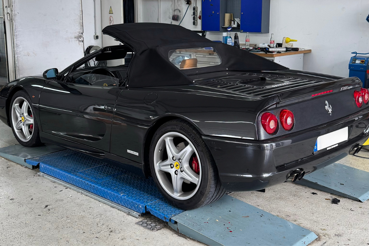 nstandsetzung und Montage von Ferrari F355 Spider Verdecken