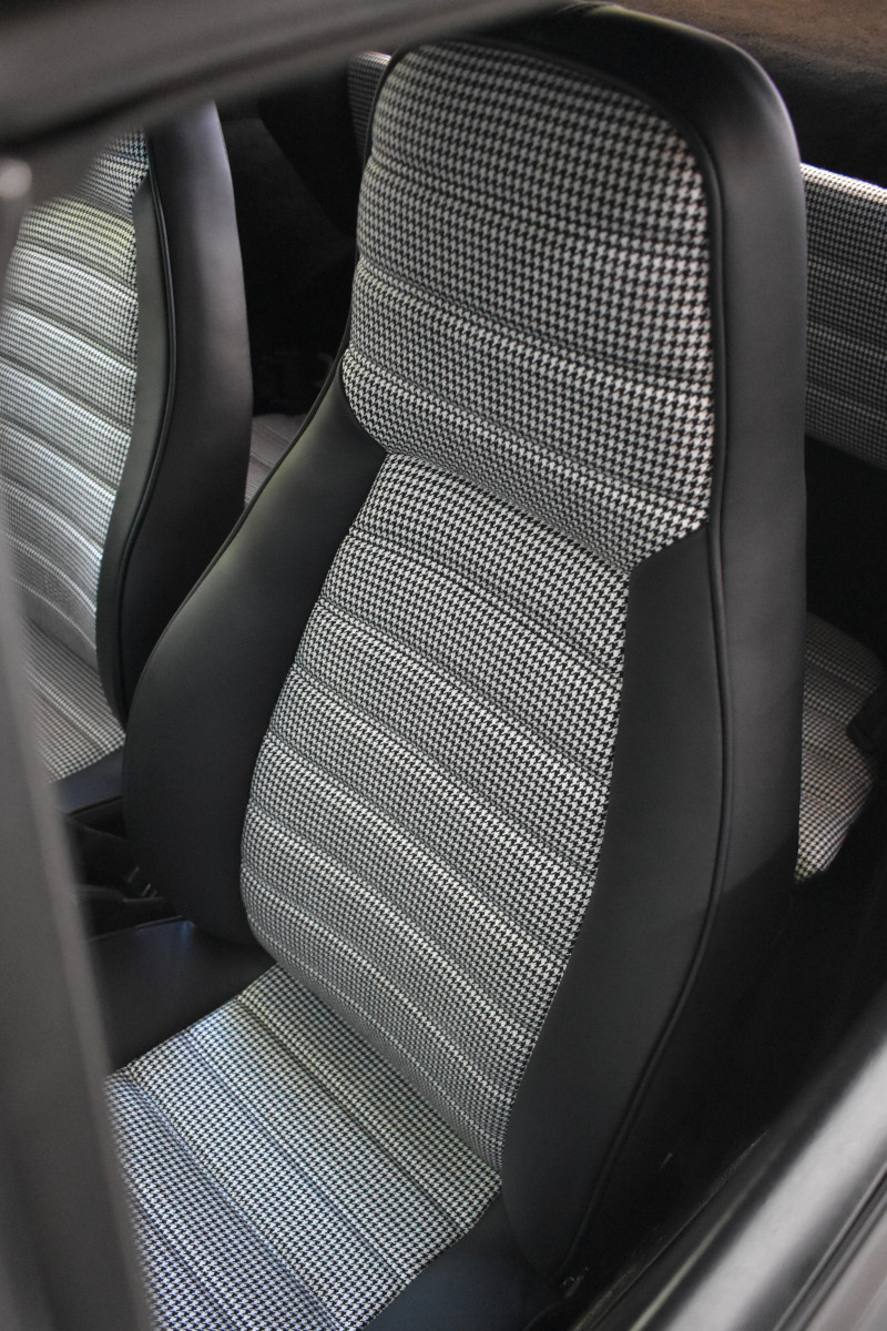 Porsche_911_G-Modell_Sitze_neu_beziehen_neu_polstern_pepita_Leder_Lenkrad_2
