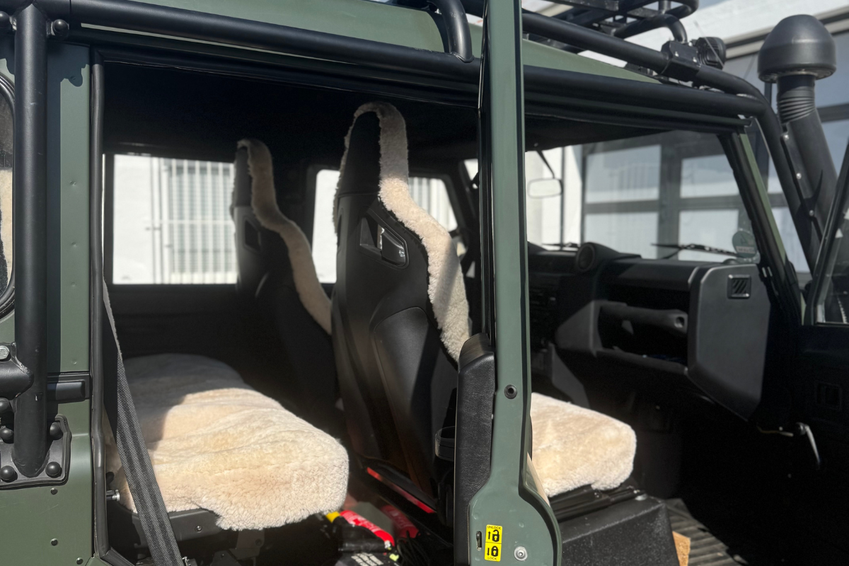 Maßgeschneiderte Sitzbezüge aus Echtfell für den Land Rover Defender